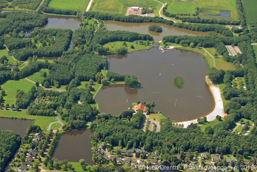 Luchtfoto Borgerswold met Borgerswoldhoeve en waterskiplas.jpg