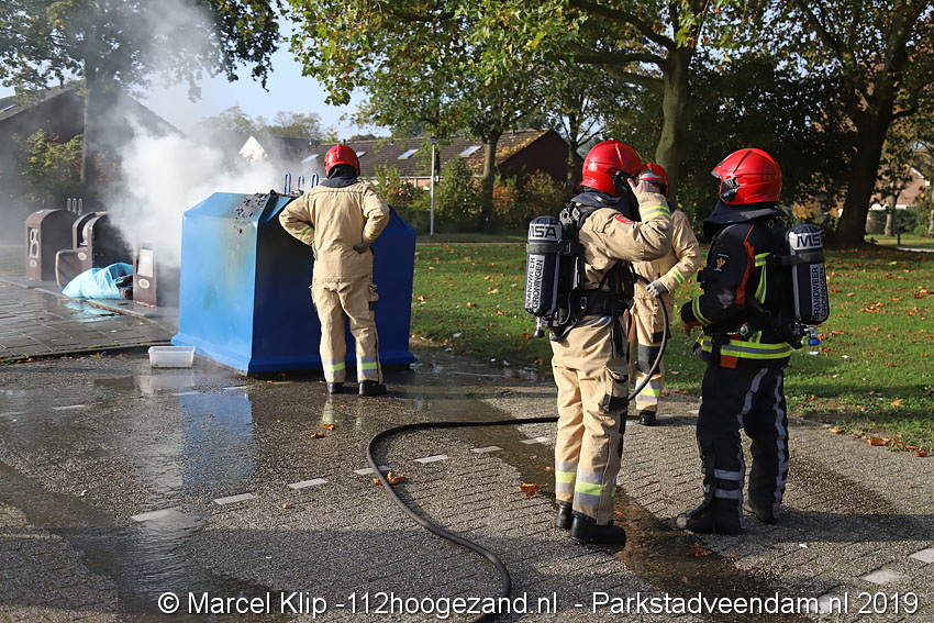 Brandweer #Veendam blust brandende papiercontainer in Muntendam.
