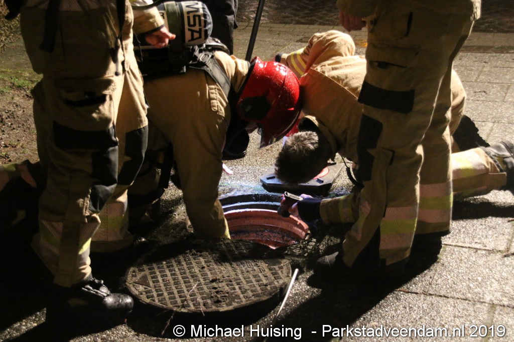 12-03-2019 Straat Soenda benzine in riool (5) (Medium).JPG