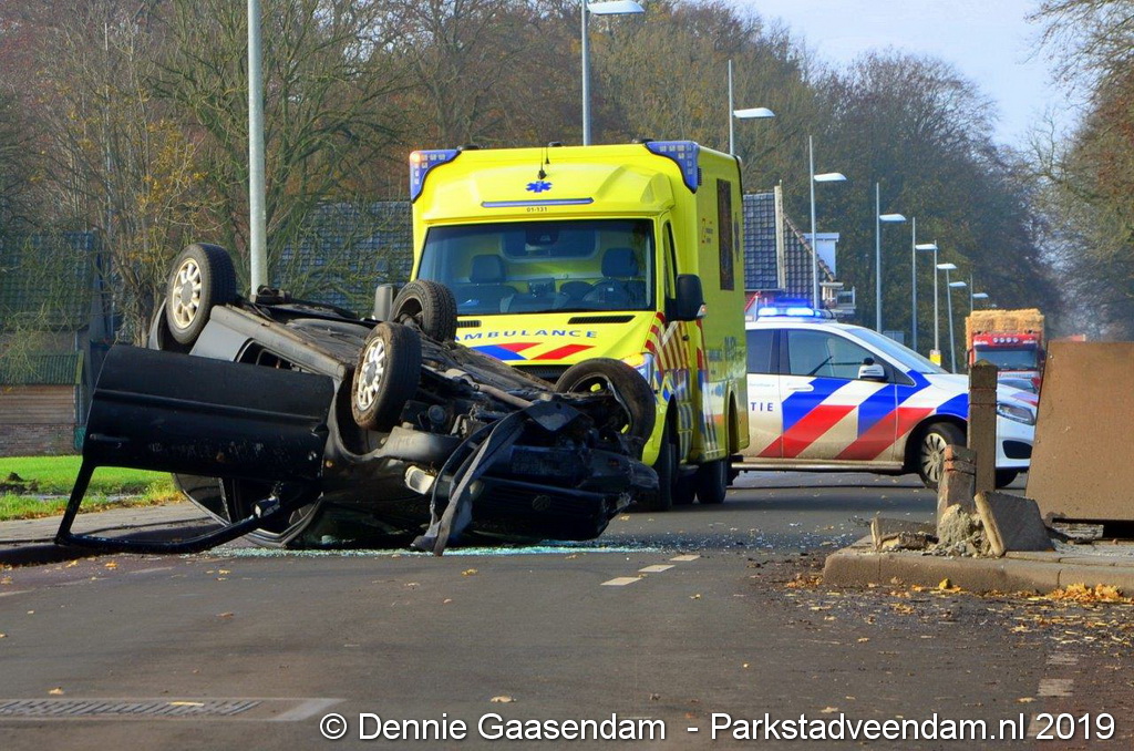 Auto op zijn dak in Meeden na aanrijding met paaltje.