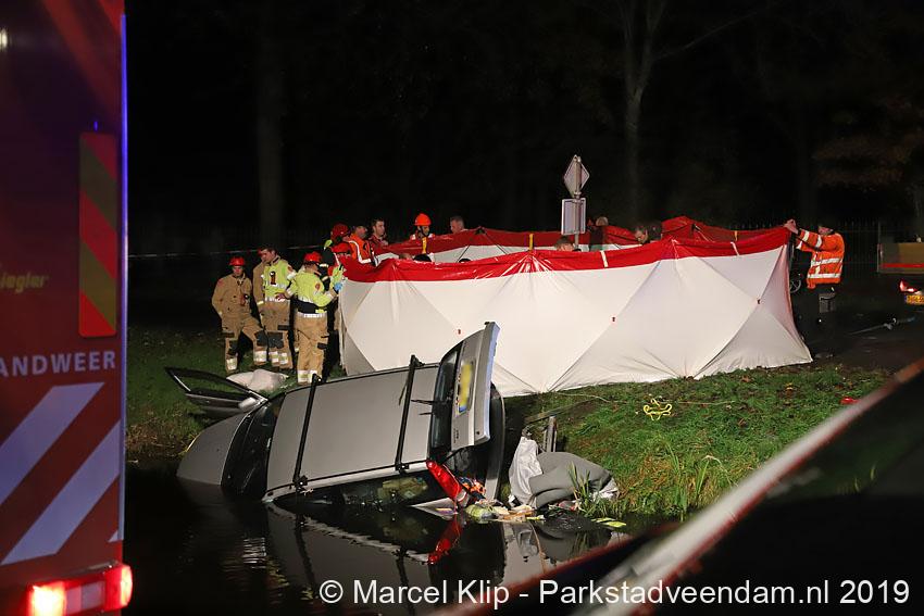 261119-Buurtbewoners redden zwaargewonde man uit auto te water-0001.jpg