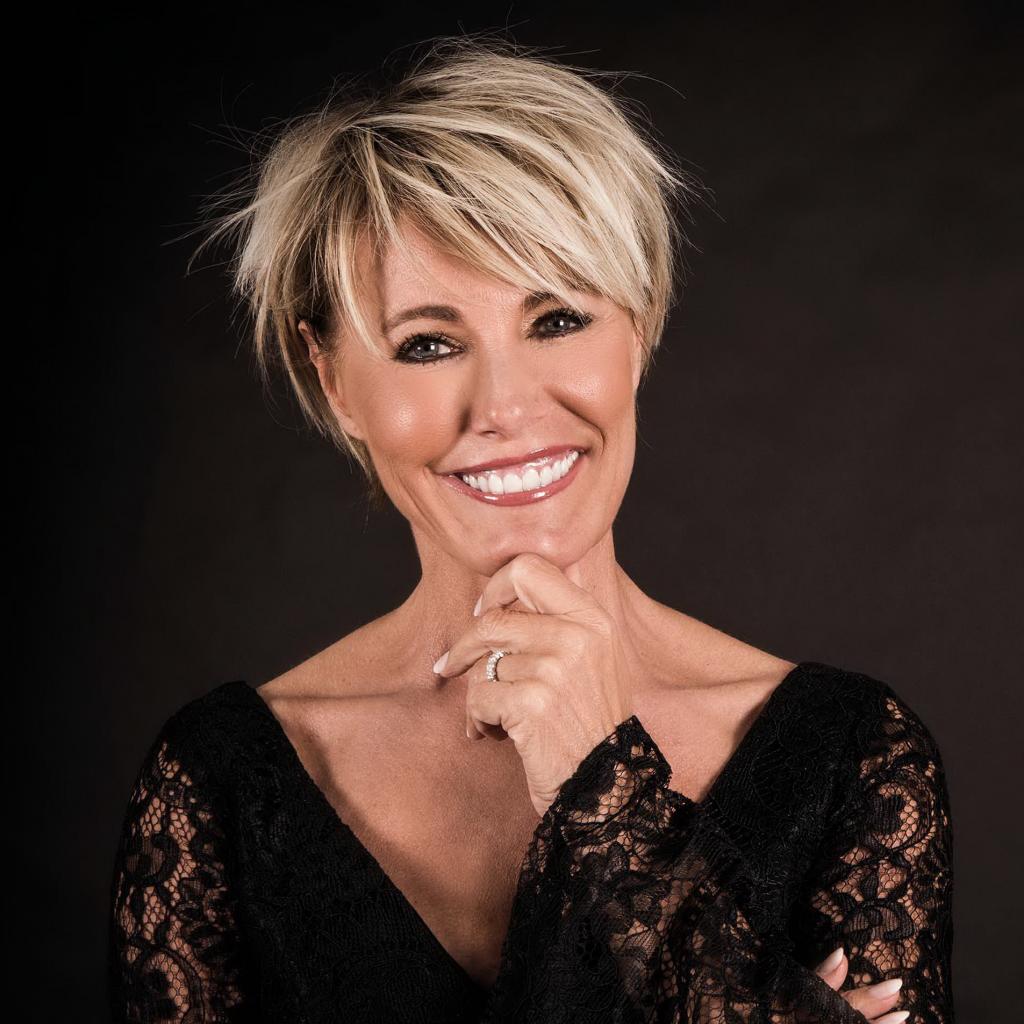 2 Dana Winner - One Moment (PR Dana Winner) 1-72 dpi RGB 1905 px breed.jpg