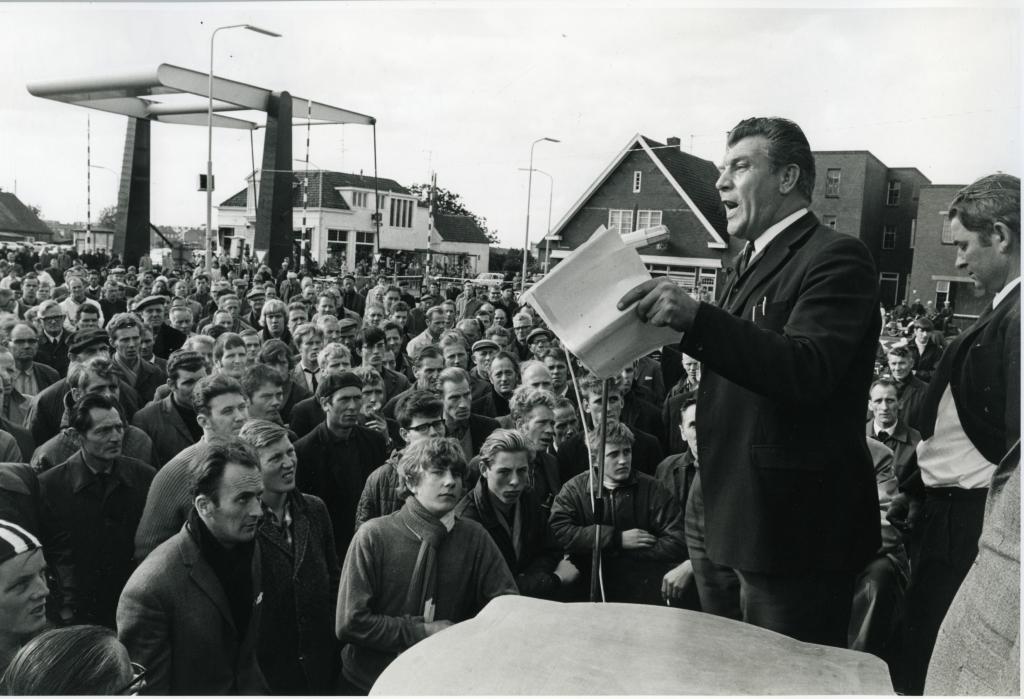 Acties in de strokartonindustrie. Frei Meis spreekt arbeiders toe bij Wedderklap -1969- Collectie Groninger Archieven (1).jpg