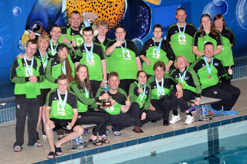 De toppers van de Brug Veendam met de medailles en de beker.jpg