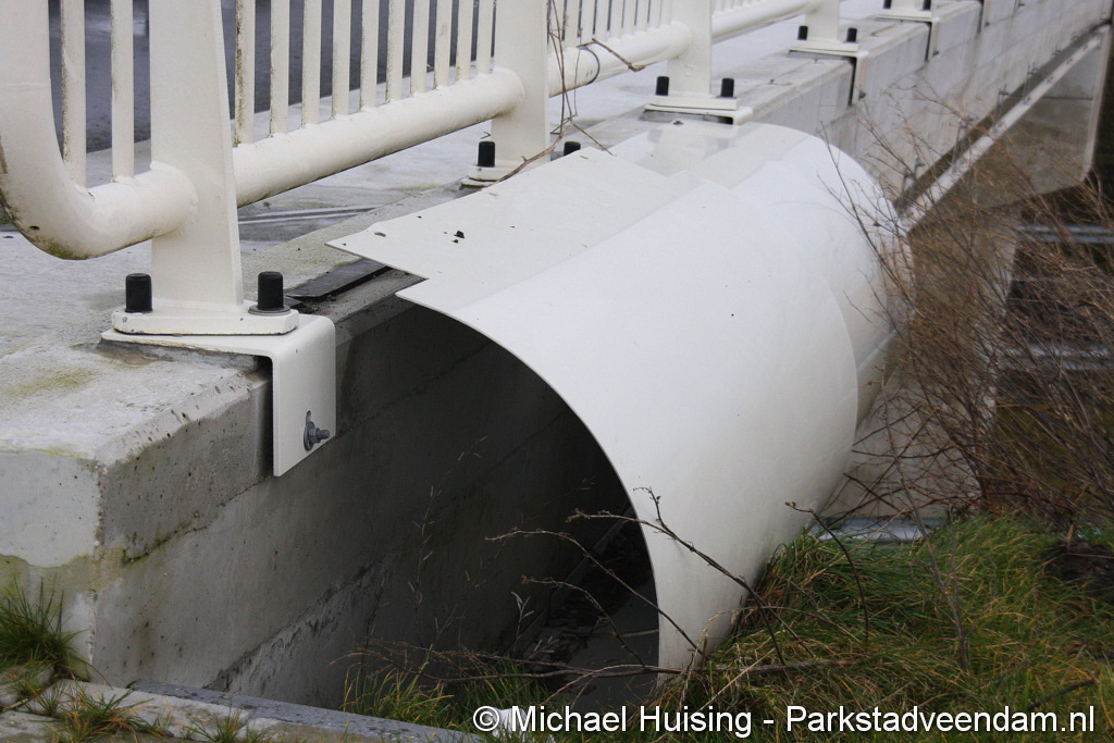 10-01-2015 N33 platen dreigen los te waaien (15).JPG