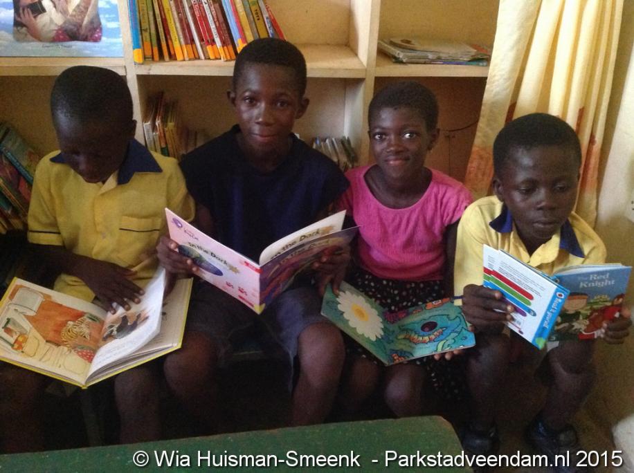 20150804_Ghana_lezende_kinderen_in_bibliotheek_Okorase.JPG