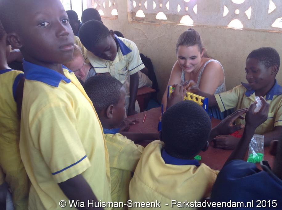 20150804_Ghana_spelletjes_doen_in_de_bibliotheek_Okorase.JPG