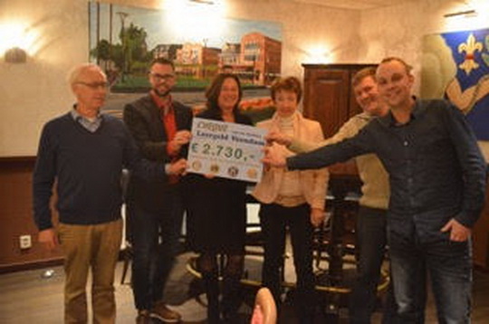 Cheque uitreiking_resize.jpg