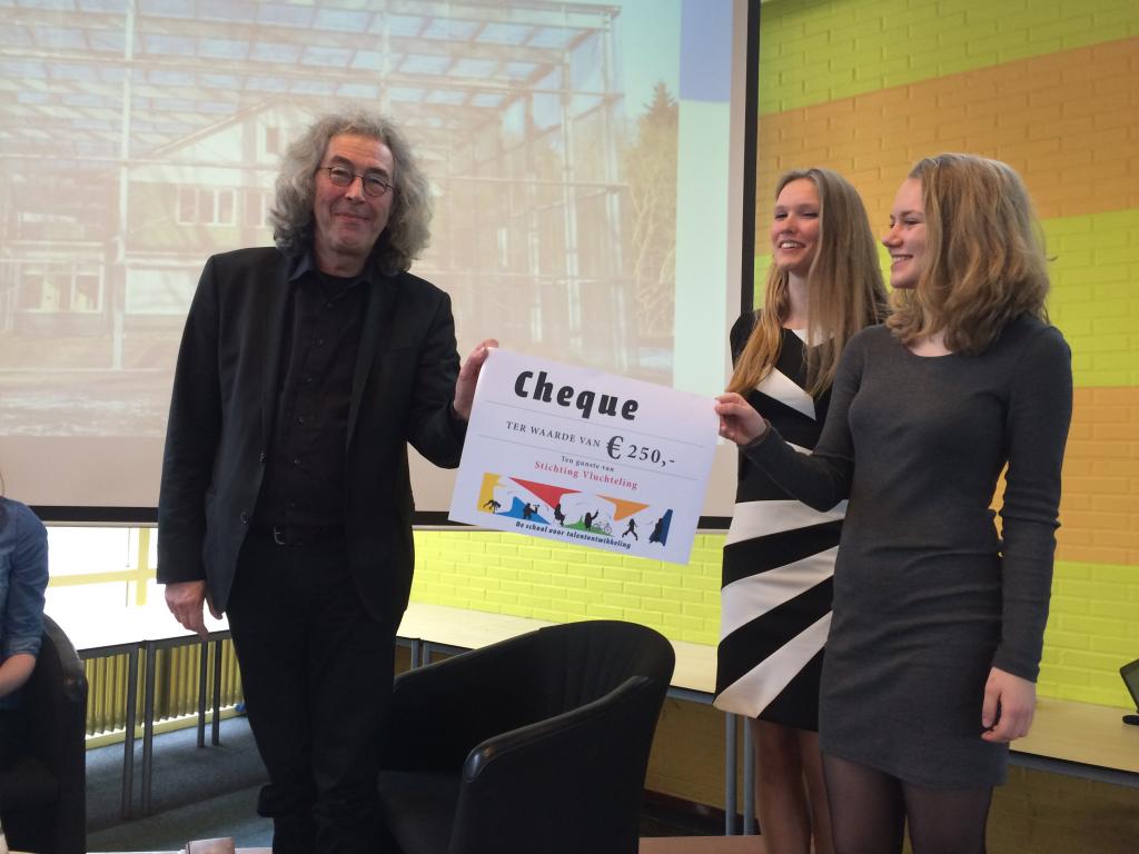 20160318_Winkler Prins College Tour_WP Dirk Mulder met cheque.JPG