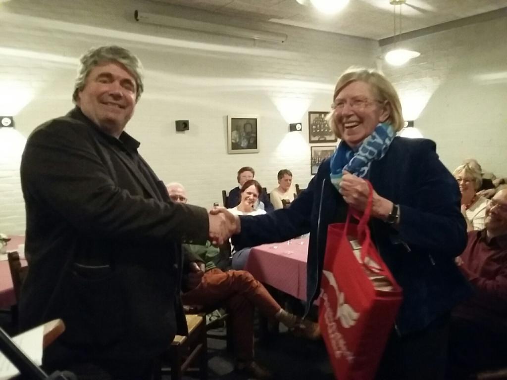 Ida Ploeger (S.M.A.) overhandigt pakket.jpg