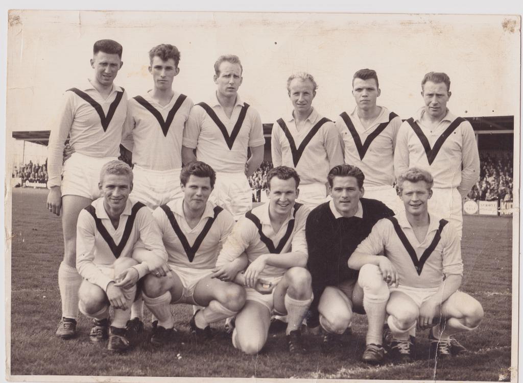 Elftalfoto seizoen '64-'65. Gehurkt rechts Jan Blijham..jpg