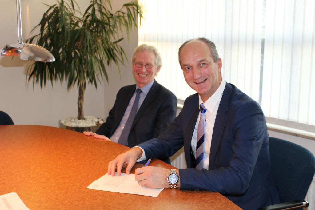 WP 20161206 Ferdinand Vinke ondertekent akte van overdracht.jpg