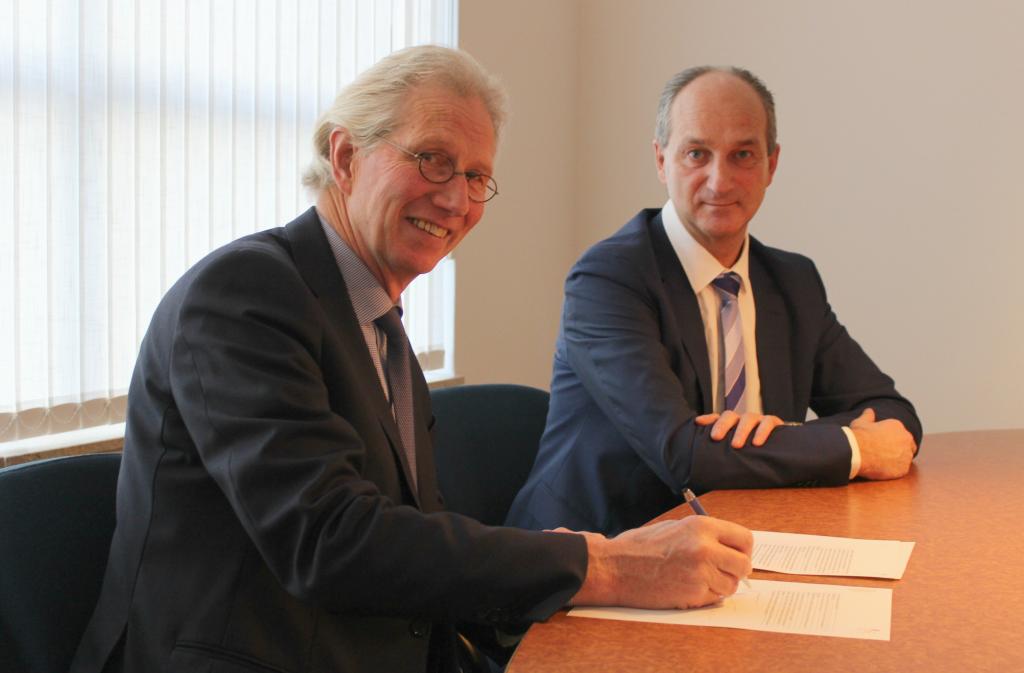 WP 20161206 Sipke Swierstra ondertekent akte van overdracht.jpg