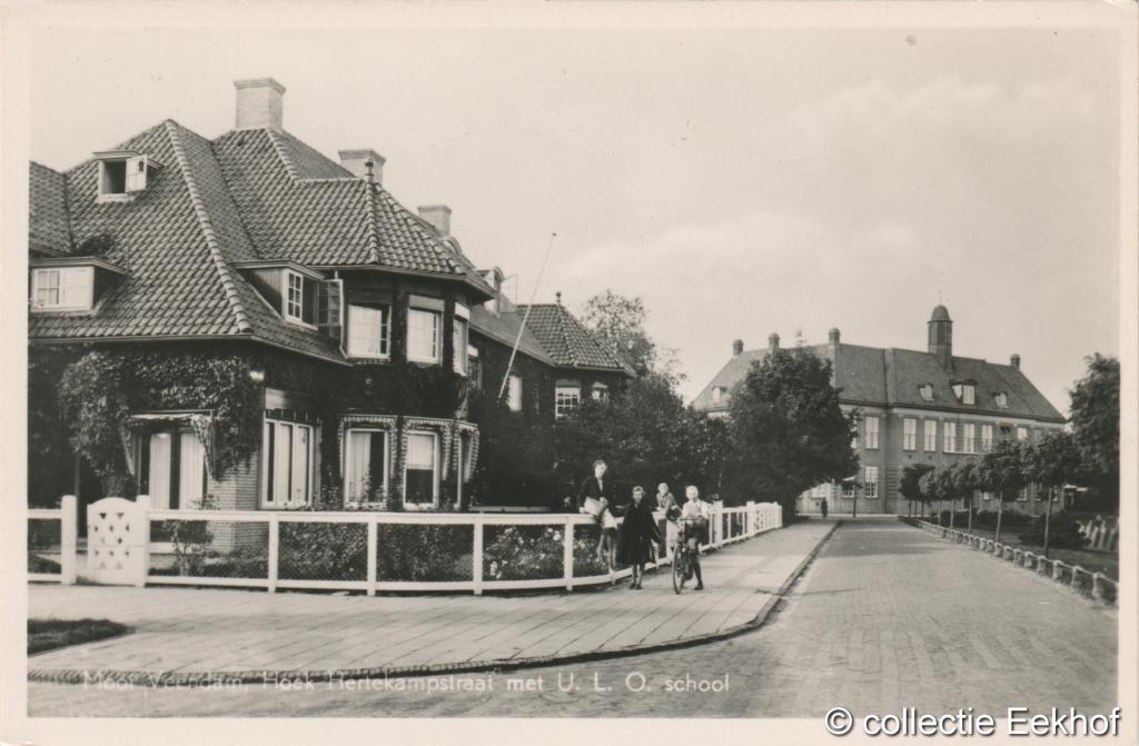 Hertekampstraat met ULO school.JPG