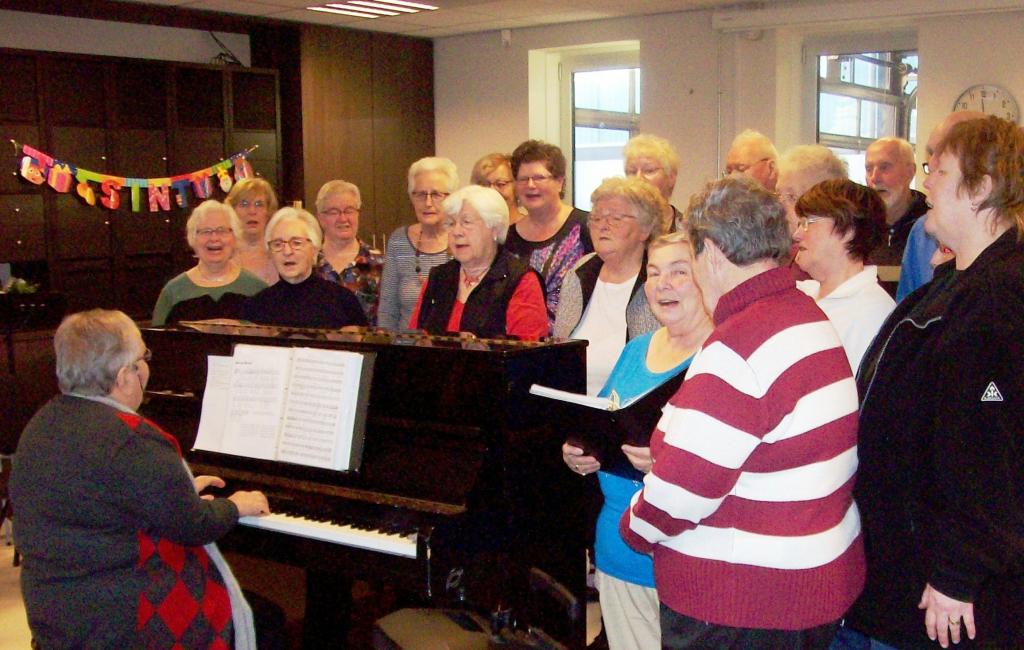 de koorleden en dirigent tijdens de repetitie op maandag.JPG