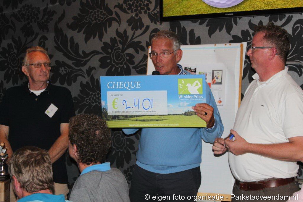 overhandiging cheque.JPG