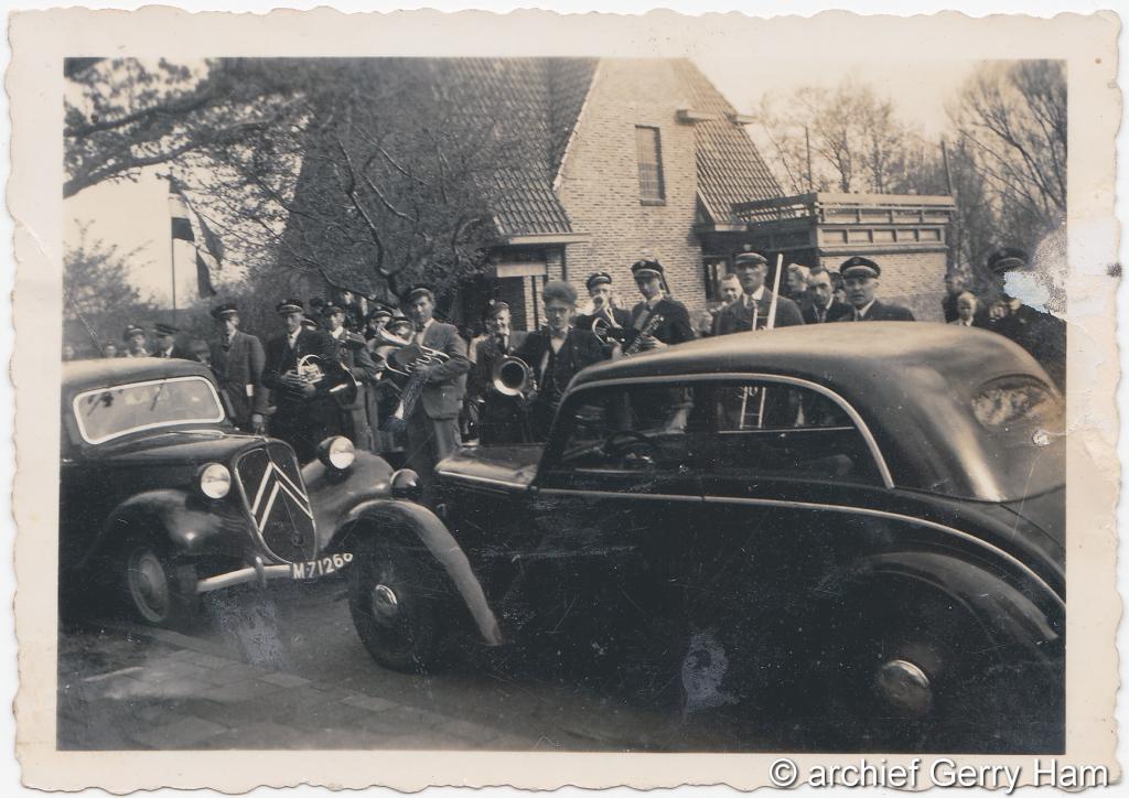 Serenade vijftig jarig huwelijk 1947 in AG Wildervanckstraat.JPG