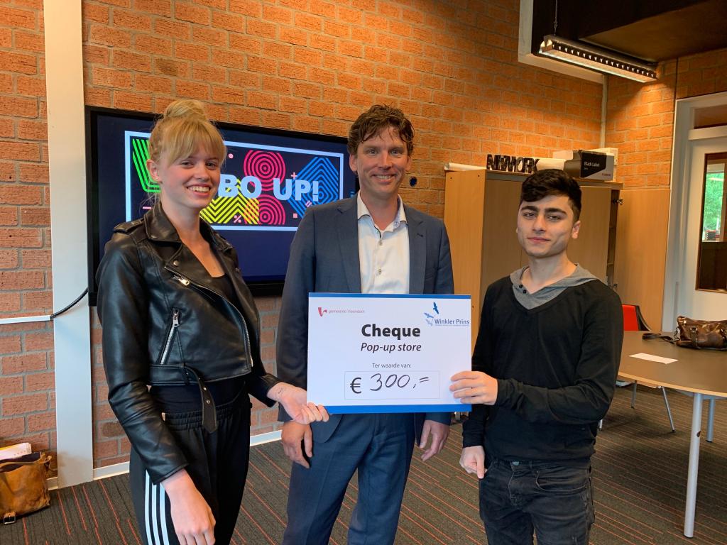 VMBO UP Schmaal met cheque.JPG
