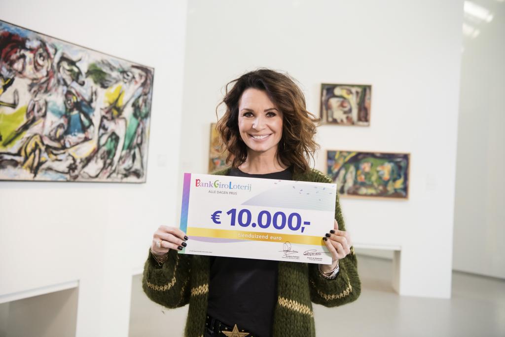 Stockfoto BankGiro Loterij-ambassadeur Leontine Borsato - 10.000 euro.jpg
