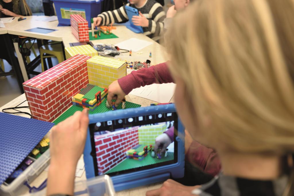 Themamaand in de bibliotheek.jpg