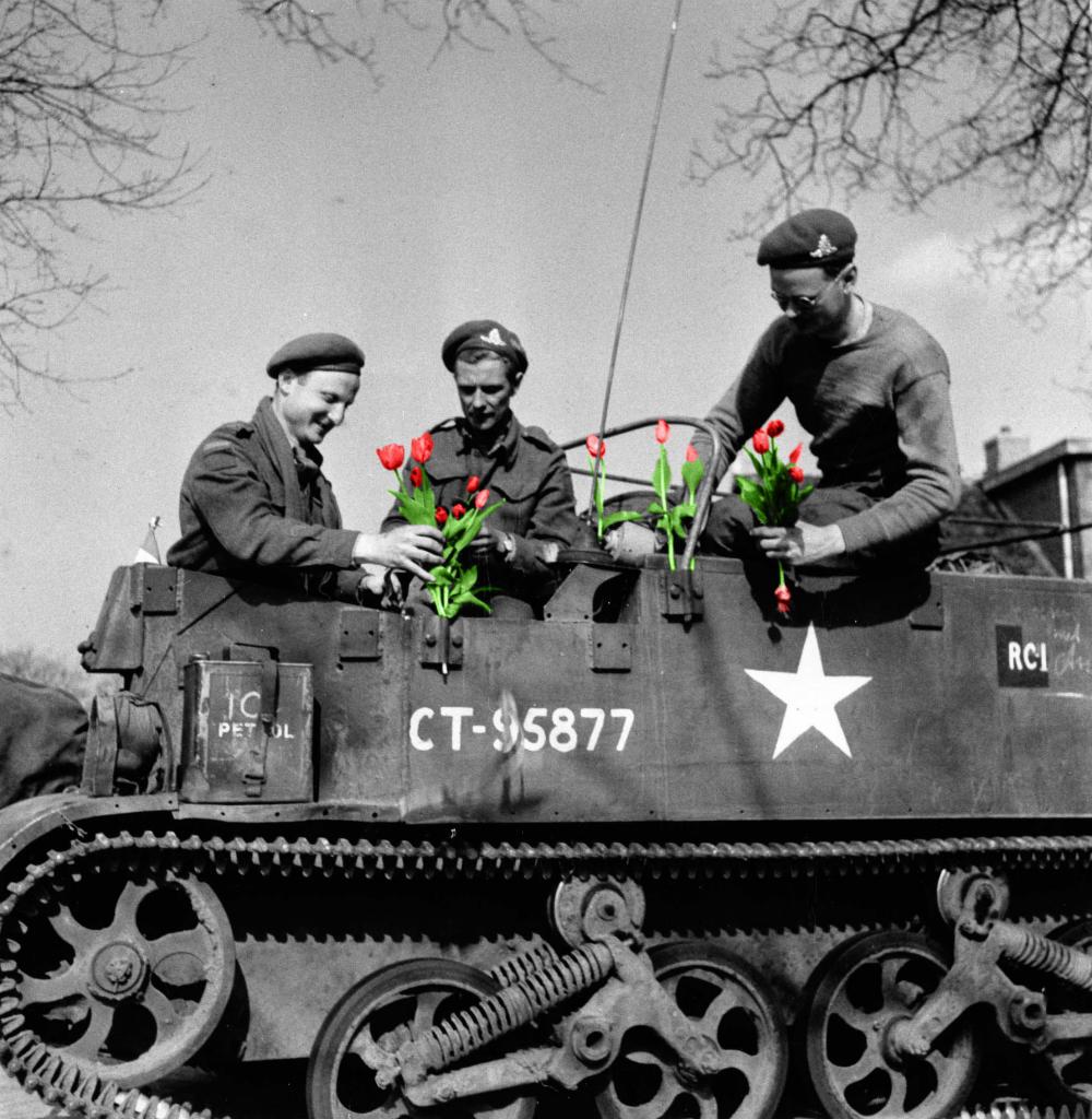 Afbeelding Canadese militairen met tulpen.jpg