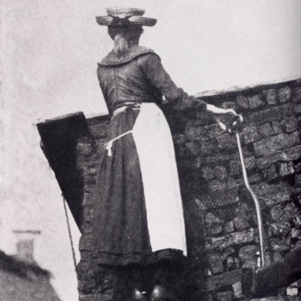 Ook in de binnenvaart staat en stond de vouw vaak achter het roer.jpg