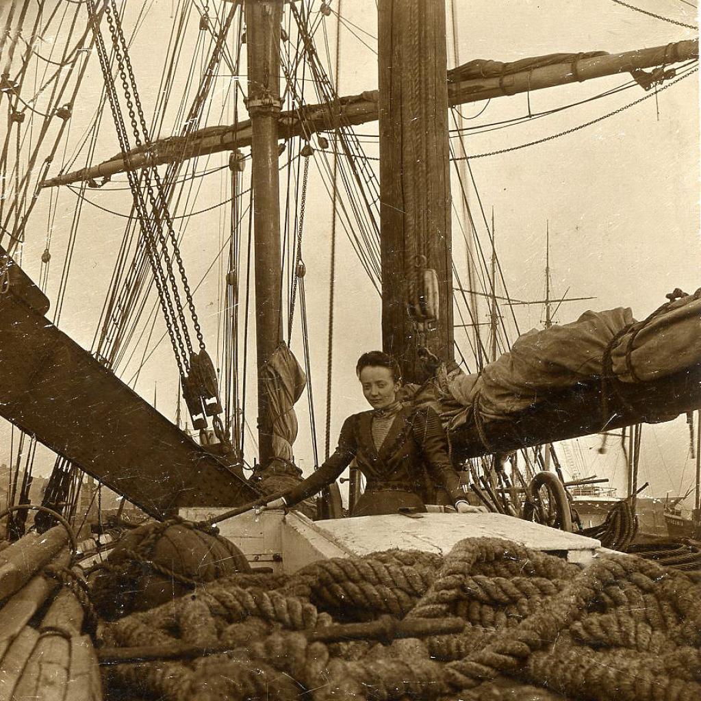Zeldzame aan boord foto van kapiteinsvrouw De Grooth uit Pekela.jpg