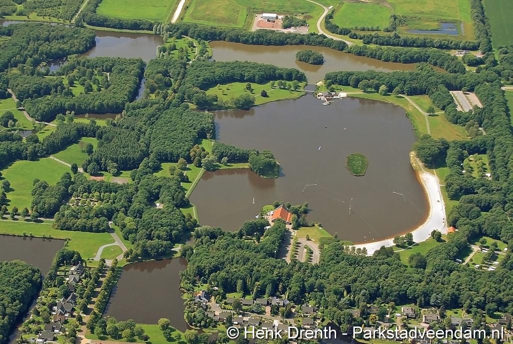 Luchtfoto Borgerswold met Borgerswoldhoeve en waterskiplas.JPG