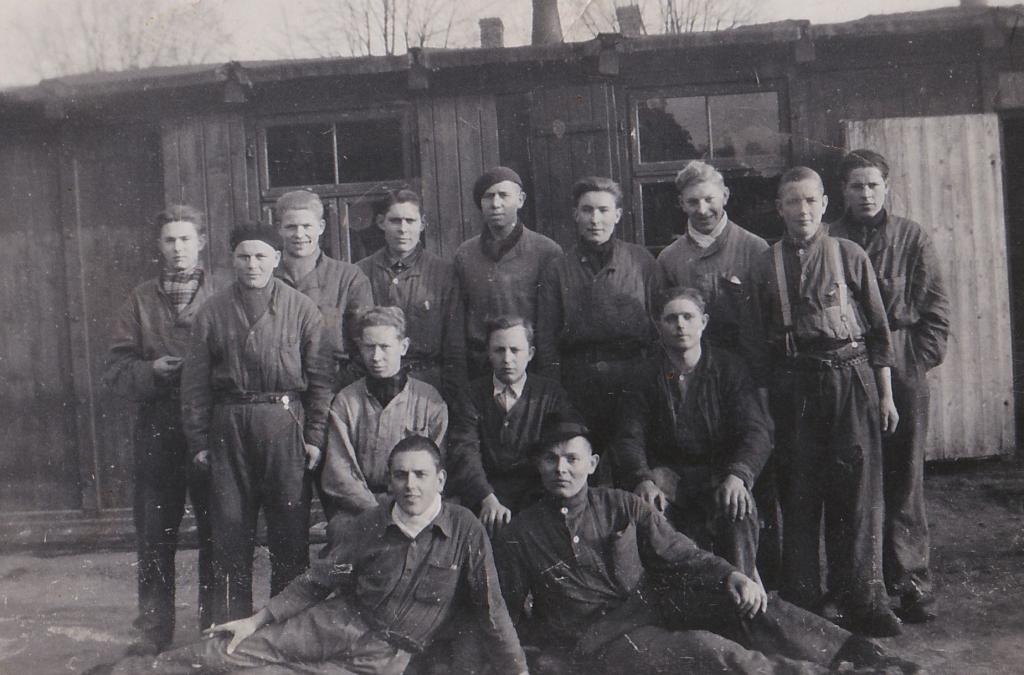 Dwangarbeiders uit de regio Emmen in het Duitse kamp Jessenitz.jpg
