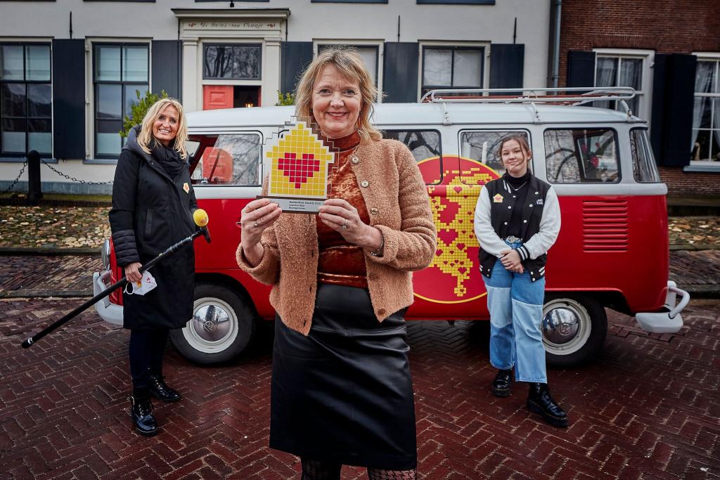 Buurtgezinnen ontvangt Hartenhuis Award.jpeg