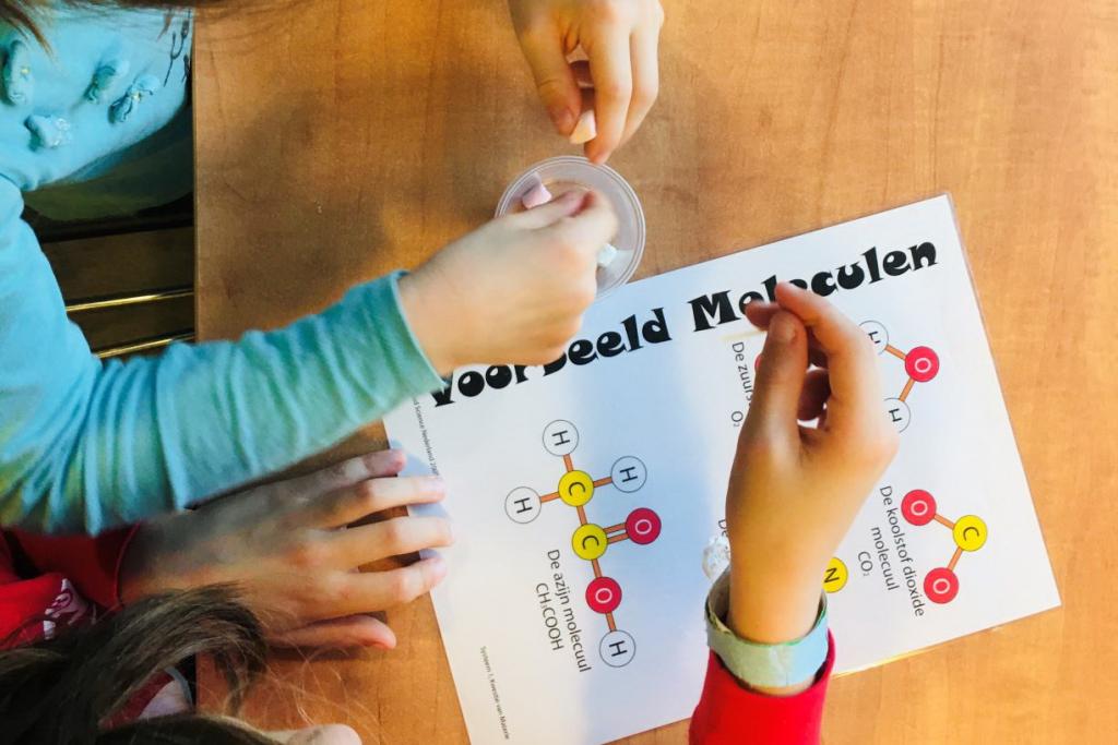 workshop scheikunde in de keukenkastjes (klein)-2.JPG