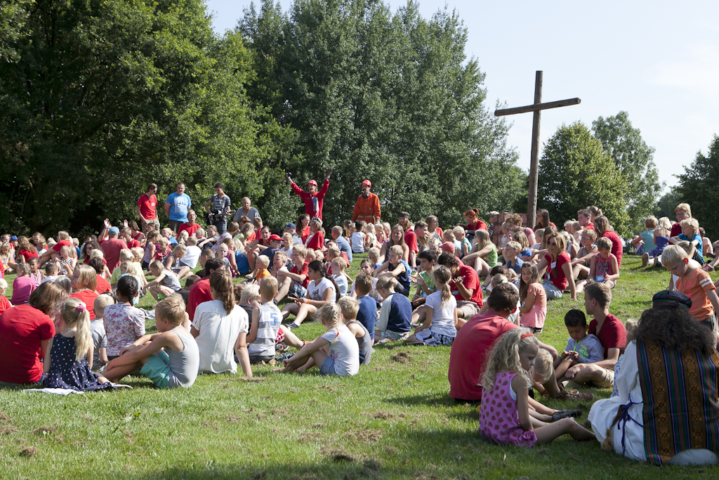 Kinderen met Snor en Snuit naar het kruis.jpg