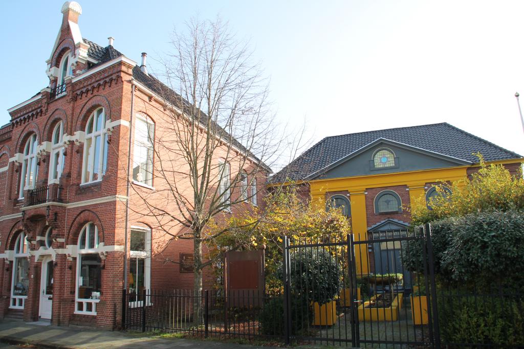 Voormalige synagoge en rabbinaatshuis in de Bosstraat in Winschoten.jpg