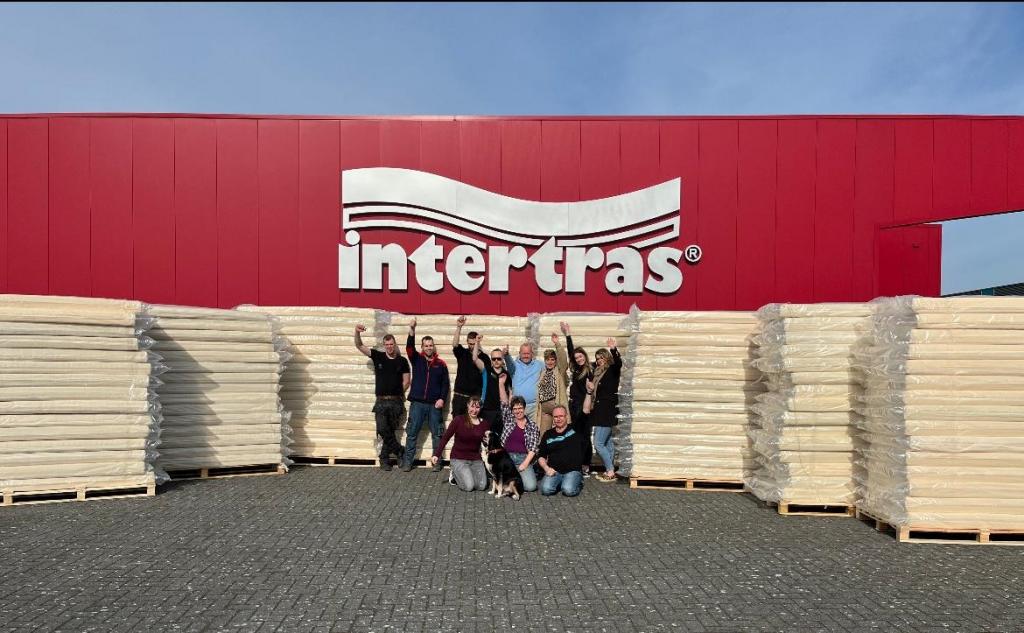 vrijwilligers-met-matrassen (1).jpg