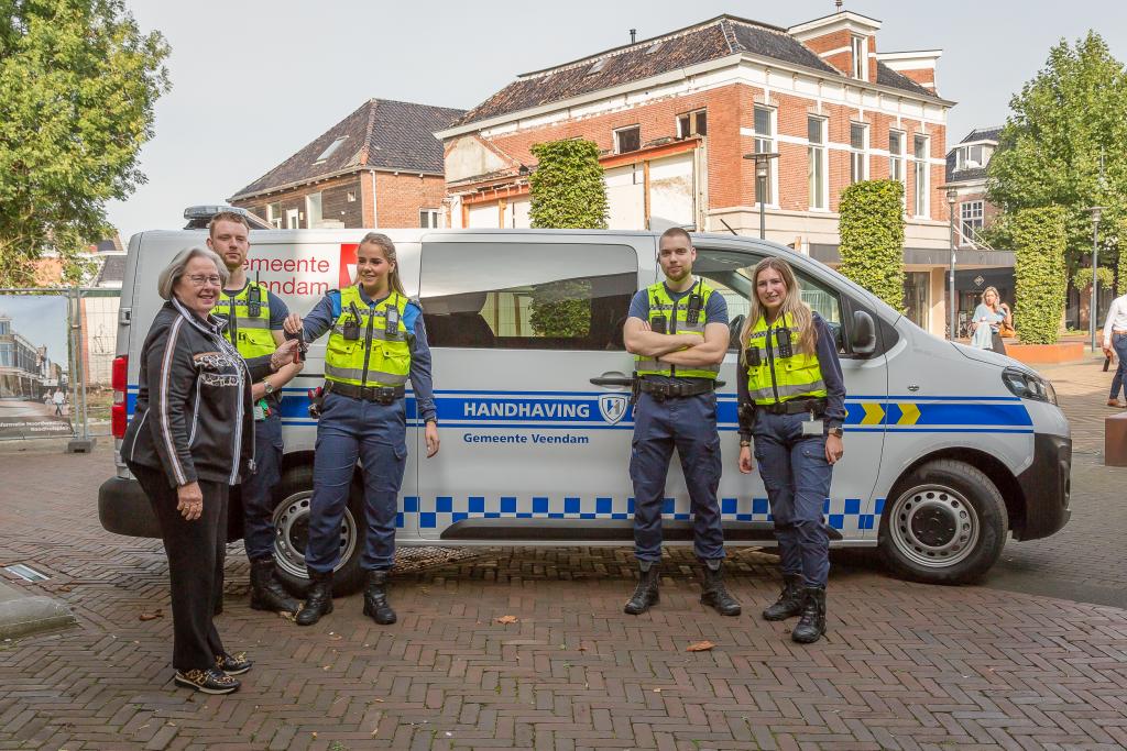 overhandiging sleutels nieuw dienstvoertuig.jpg