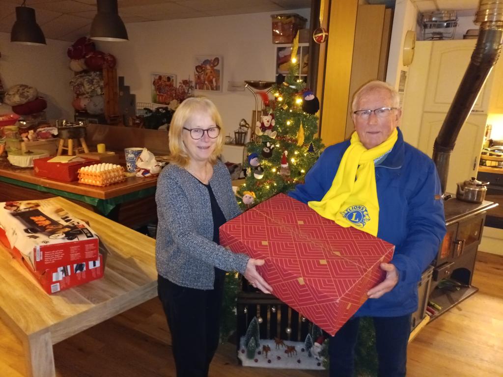 uitdelen kerstpaketten Lionsclub.jpg