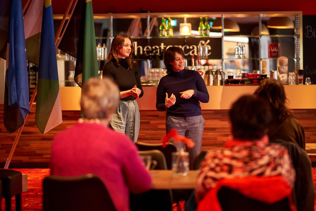 Tamara Schoppert (rechts) vertelt over Vanhier - Foto Marijn Boeré.jpg