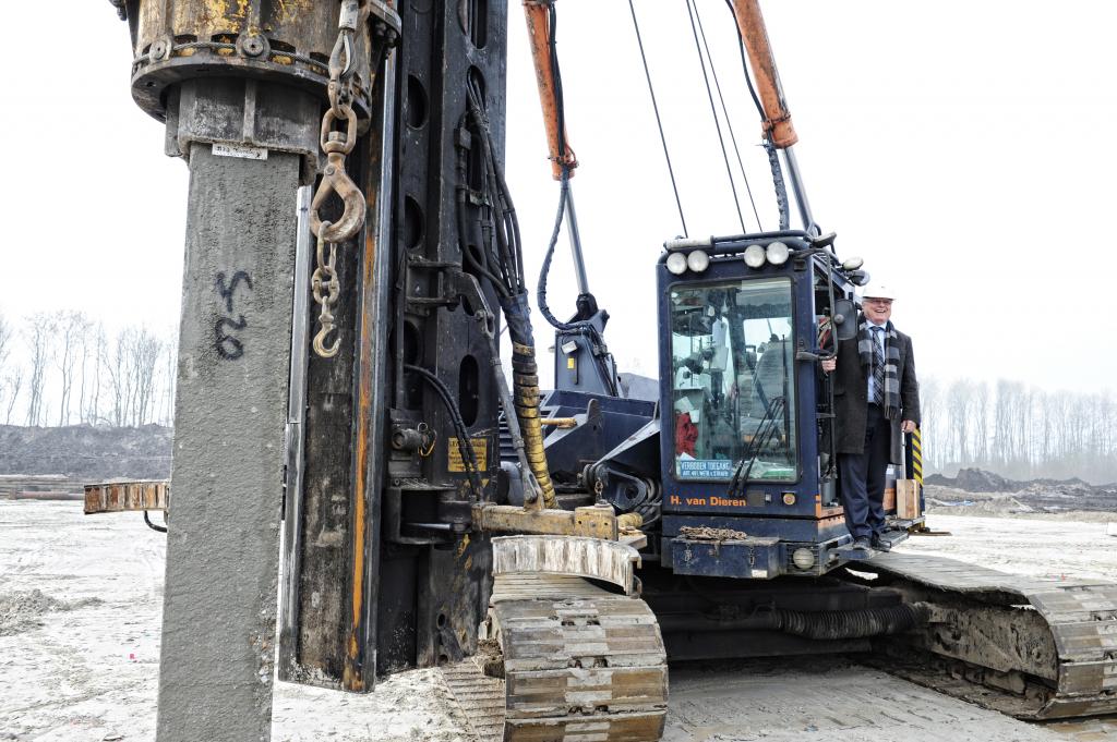 HenkMarksF_2675 eerste paal ziekenhuis ozg.jpg