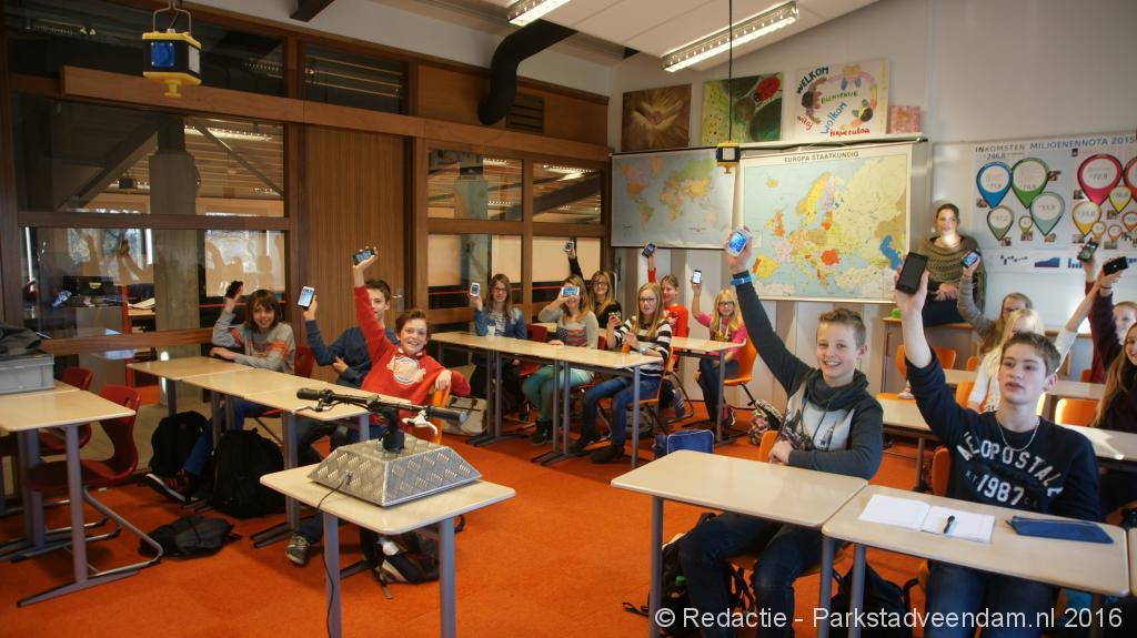 Kinderen met mobieltjes.jpg