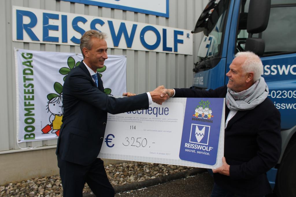 Overhandiging cheque 2.JPG