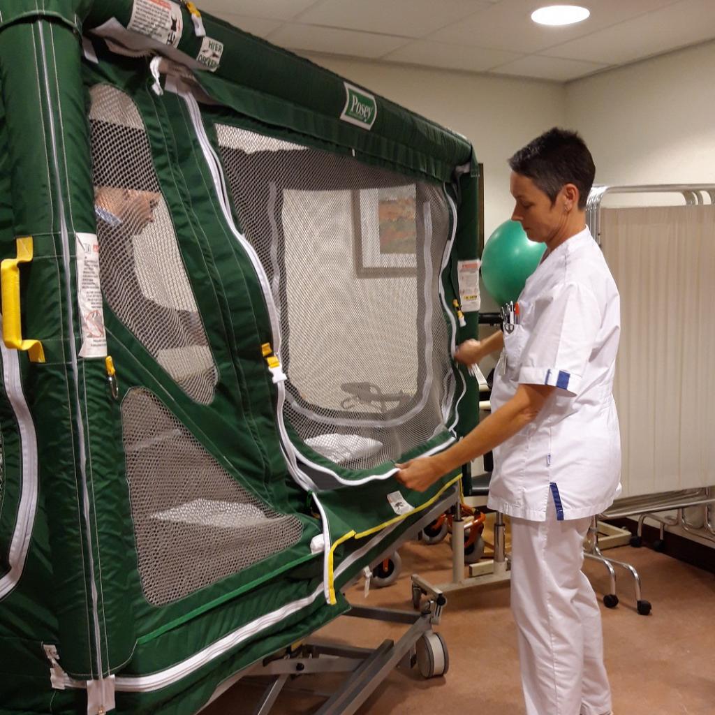 Verpleegkundige Klaasje Biel maakt het tentbed gereed.jpg