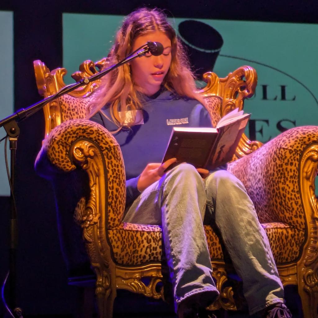 Roos Onnes leest voor.jpg