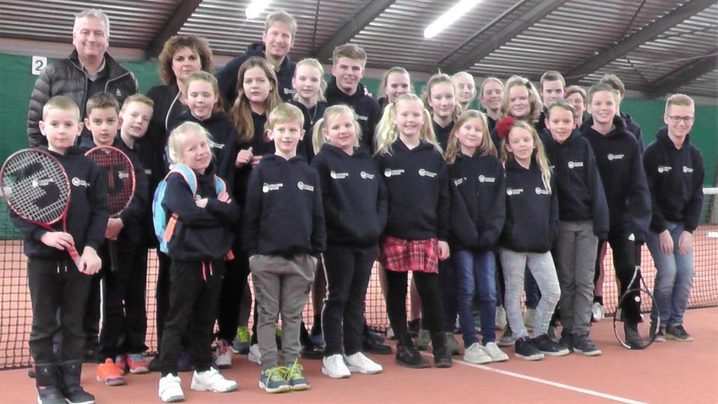 Keukenstudio Luit Windt en Valkema Sport 2000 sponsoren kleding Jeugd Tennisclub Veendam.jpg