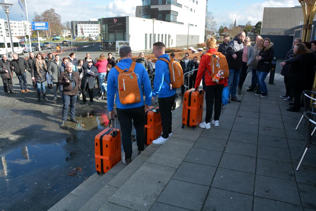 Ook grote belangstelling voor het vertrek uit veendam.JPG