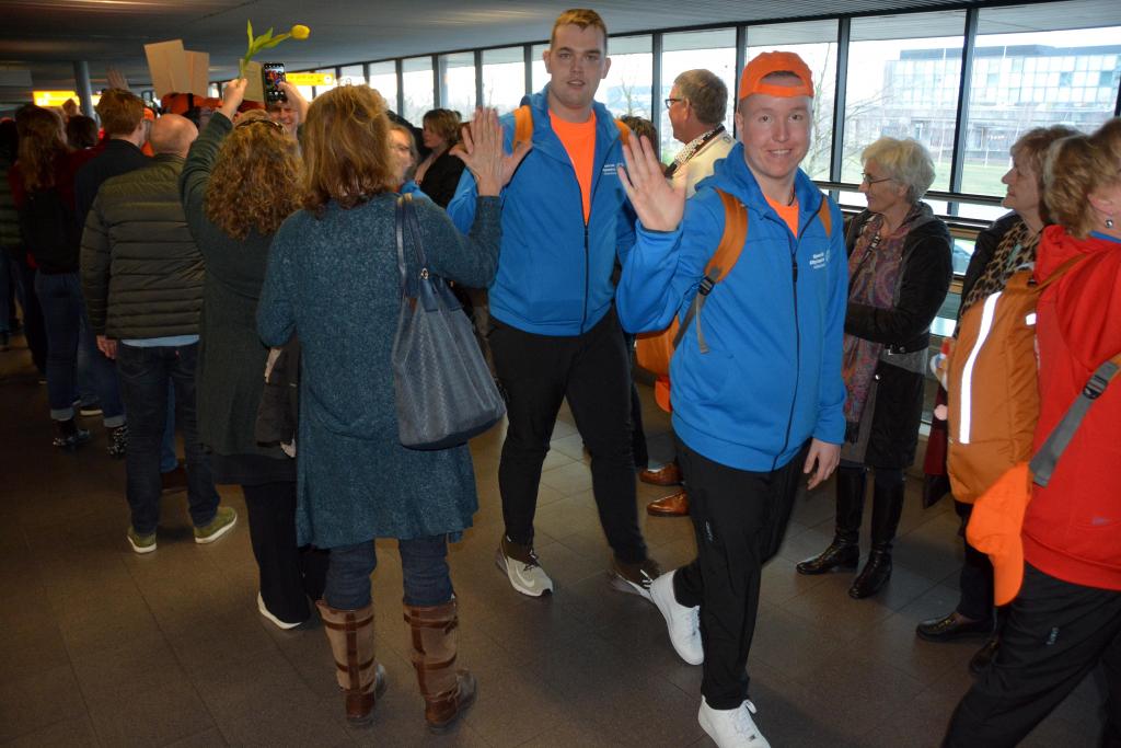 Uitzwaaien op Schiphol.JPG