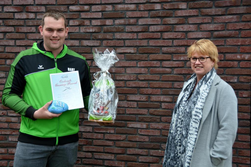 Bart Hol wordt gehuldigd door Grietje Hooiveld van de Brug Veendam.JPG