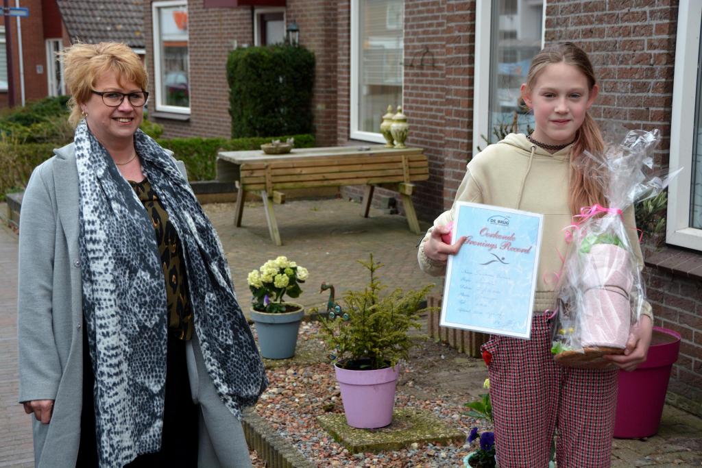 Grietje Hooiveld van de Brug Veendam huldigt Suzanne Burema.JPG