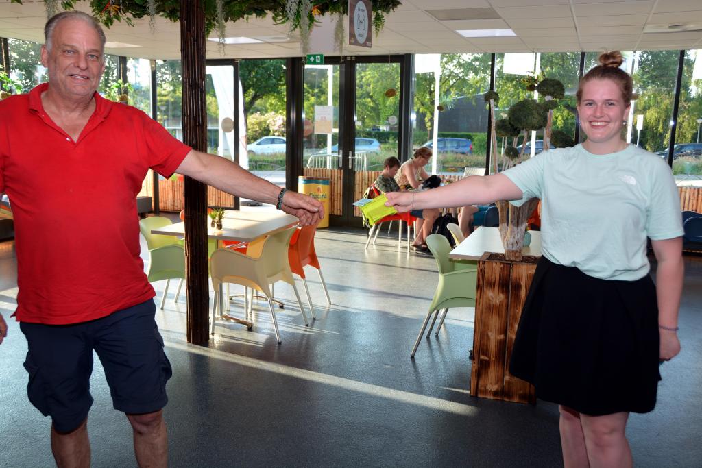 Voorzitter Eric Blauw overhandigt een Opkikker aan vrijwilligster Janine Smilde.JPG