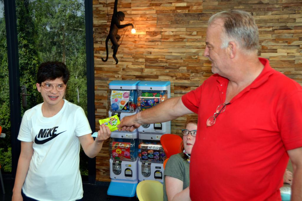 Voorzitter Eric Blauw overhandigt een Opkikker aan zwemster Irem Atabas.JPG