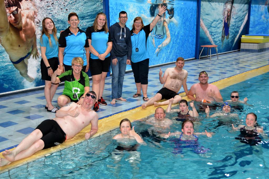 De wedstrijdzwemmers van de Brug Veendam zijn helemaal klaar voor de Special Olympics Nationale Spelen.JPG